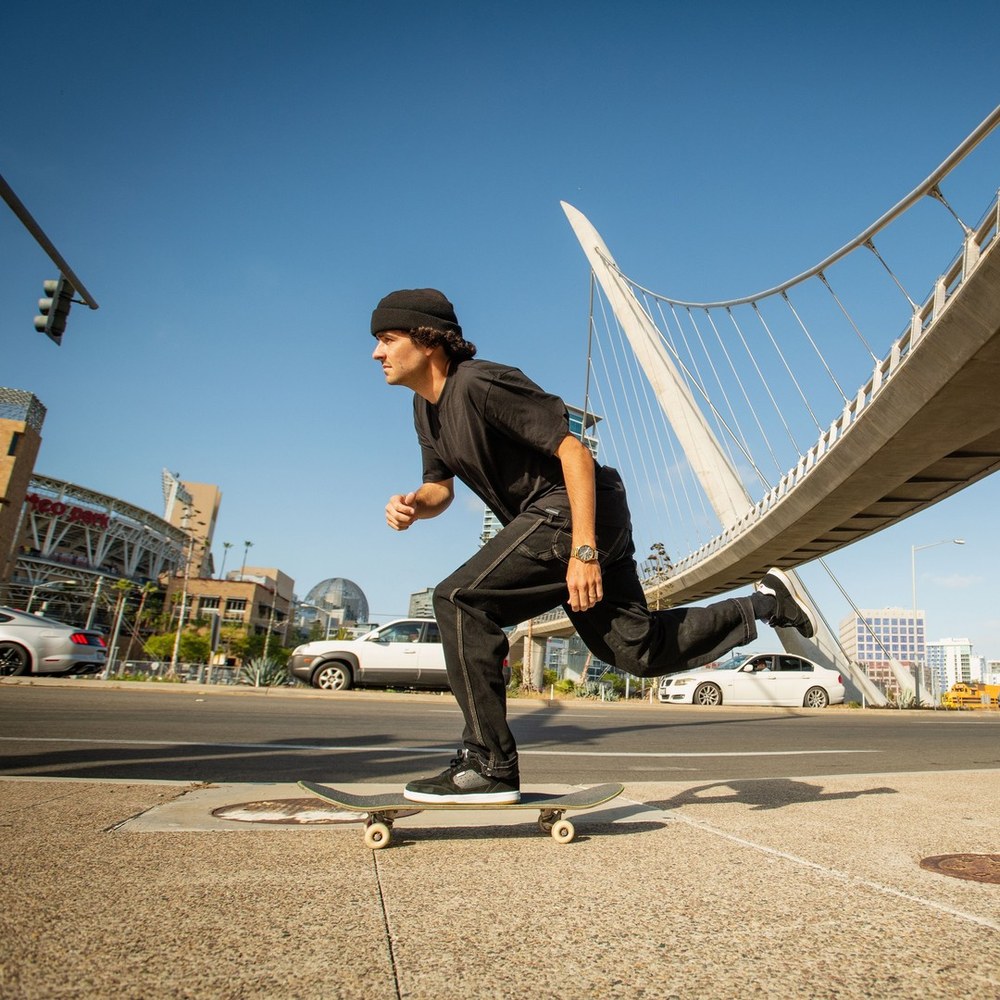 Skateur en pleine figure dans une rue ensoleillee