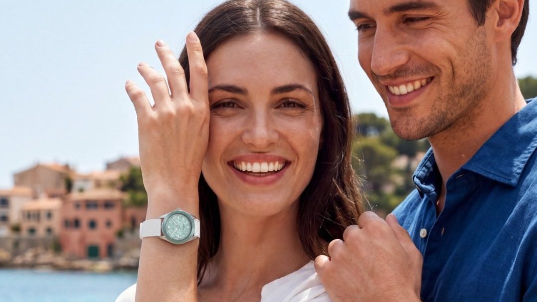 Couple au bord de la mer portant des montres Pierre Lannier