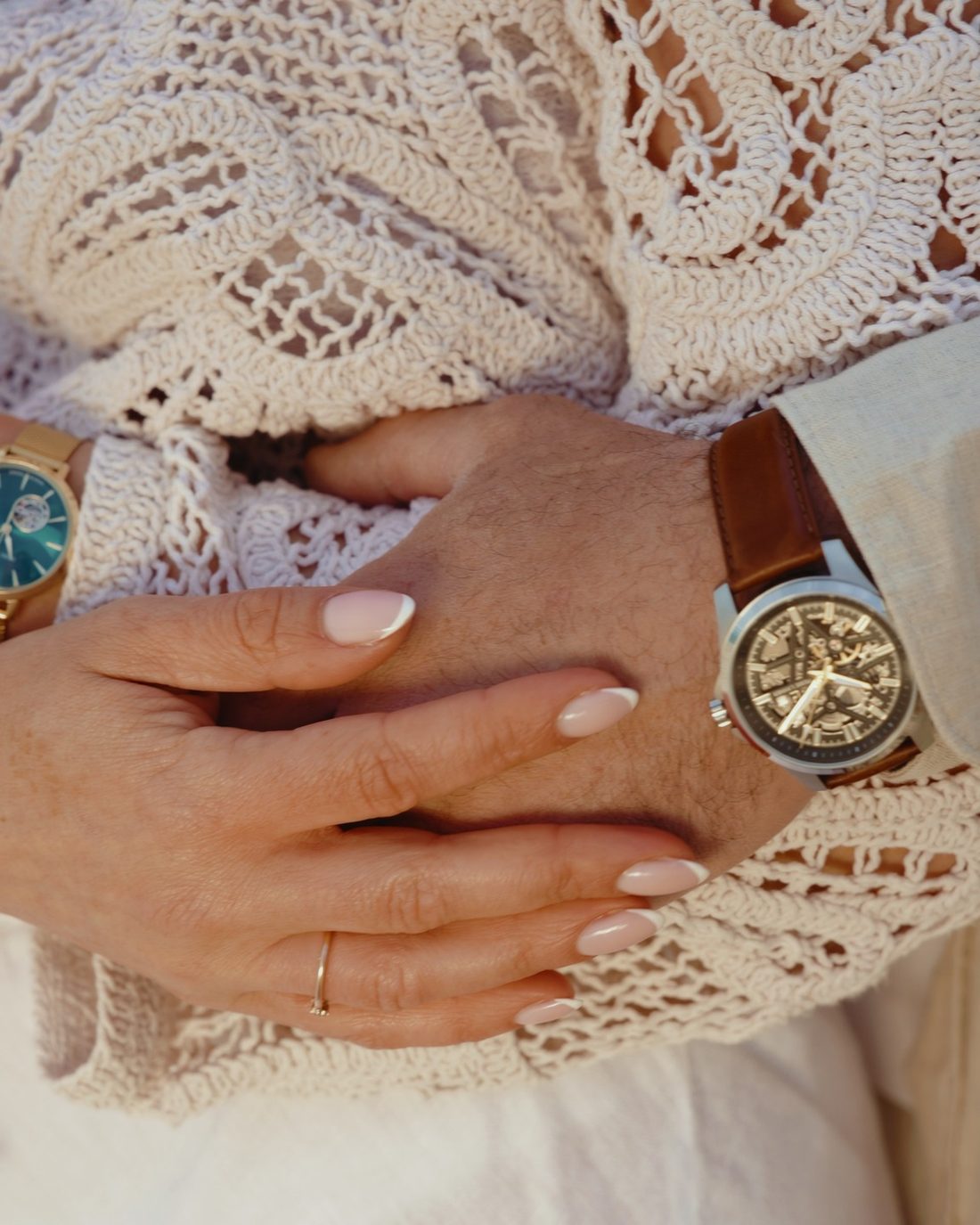 Montre Pierre Lannier automatique squelette sur cuir brun portee avec une chemise en lin