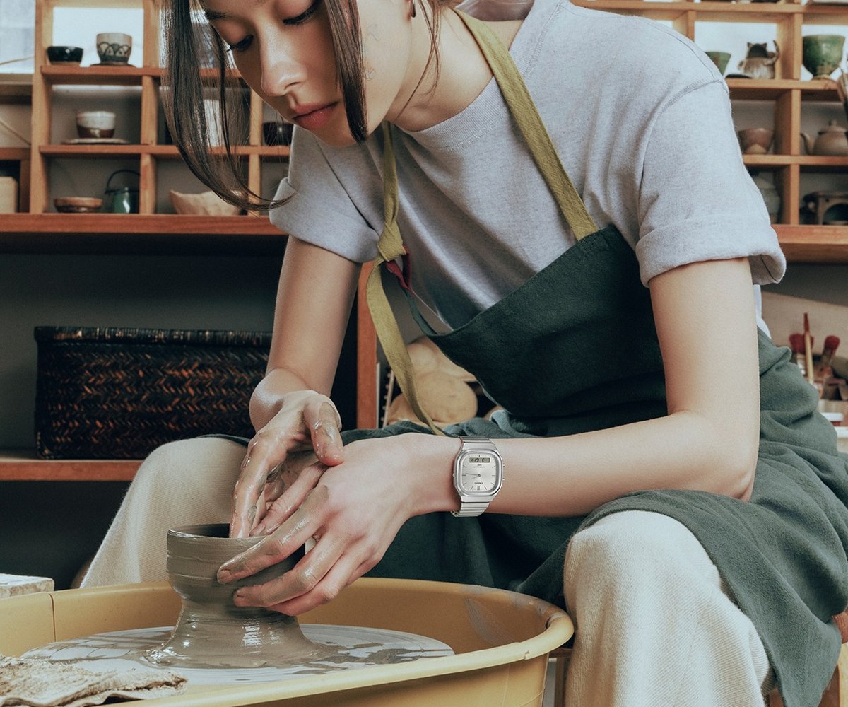 Montre Casio port&eacute;e au poignet dans un atelier de poterie