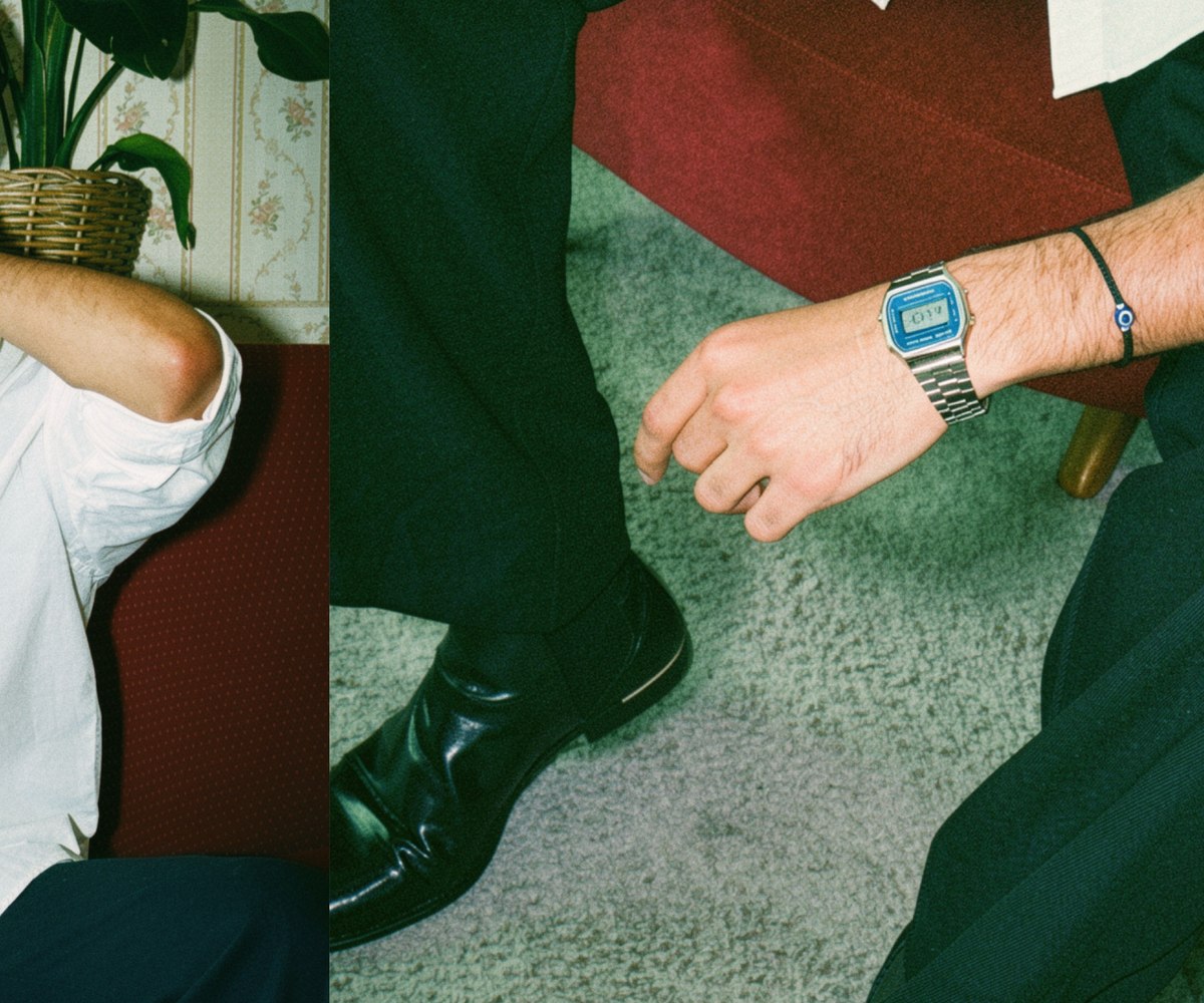 Montre Casio digitale en acier portée au poignet, bottes et pantalon vert