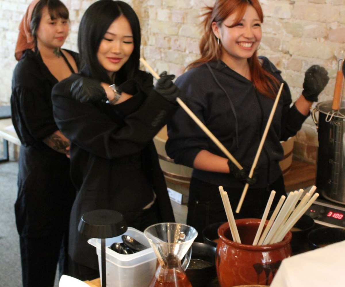 Trois femmes, montres Casio au poignet, ambiance de bar