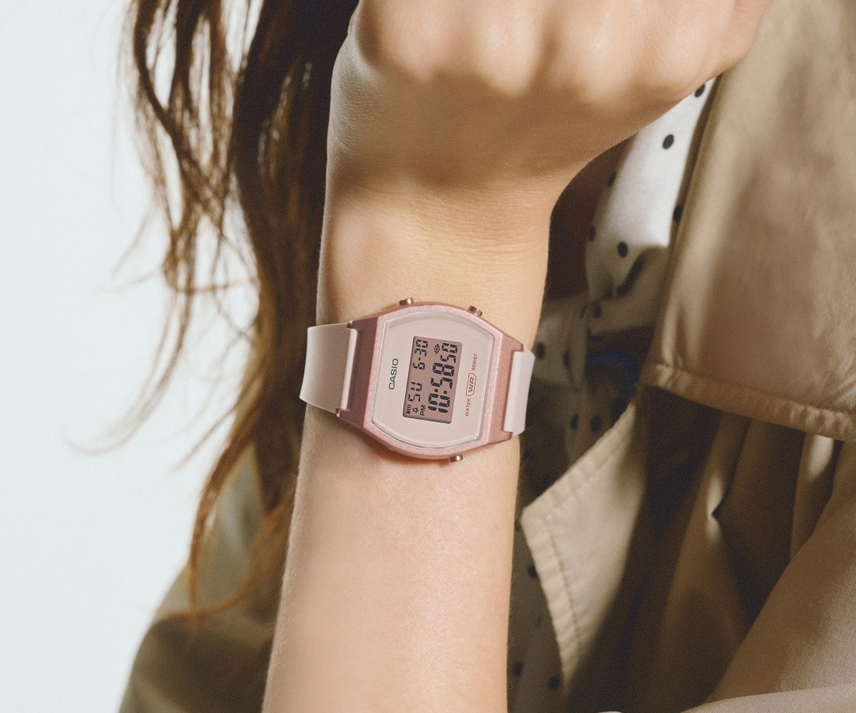 Montre Casio G-Shock rose portée au poignet avec des bagues