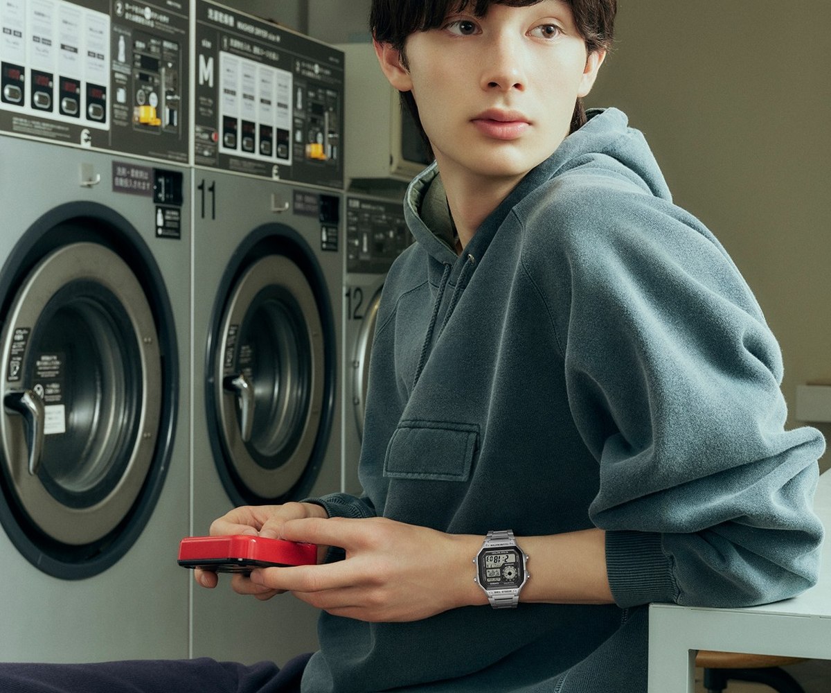 Montre Casio digitale port&eacute;e au poignet dans une laverie automatique