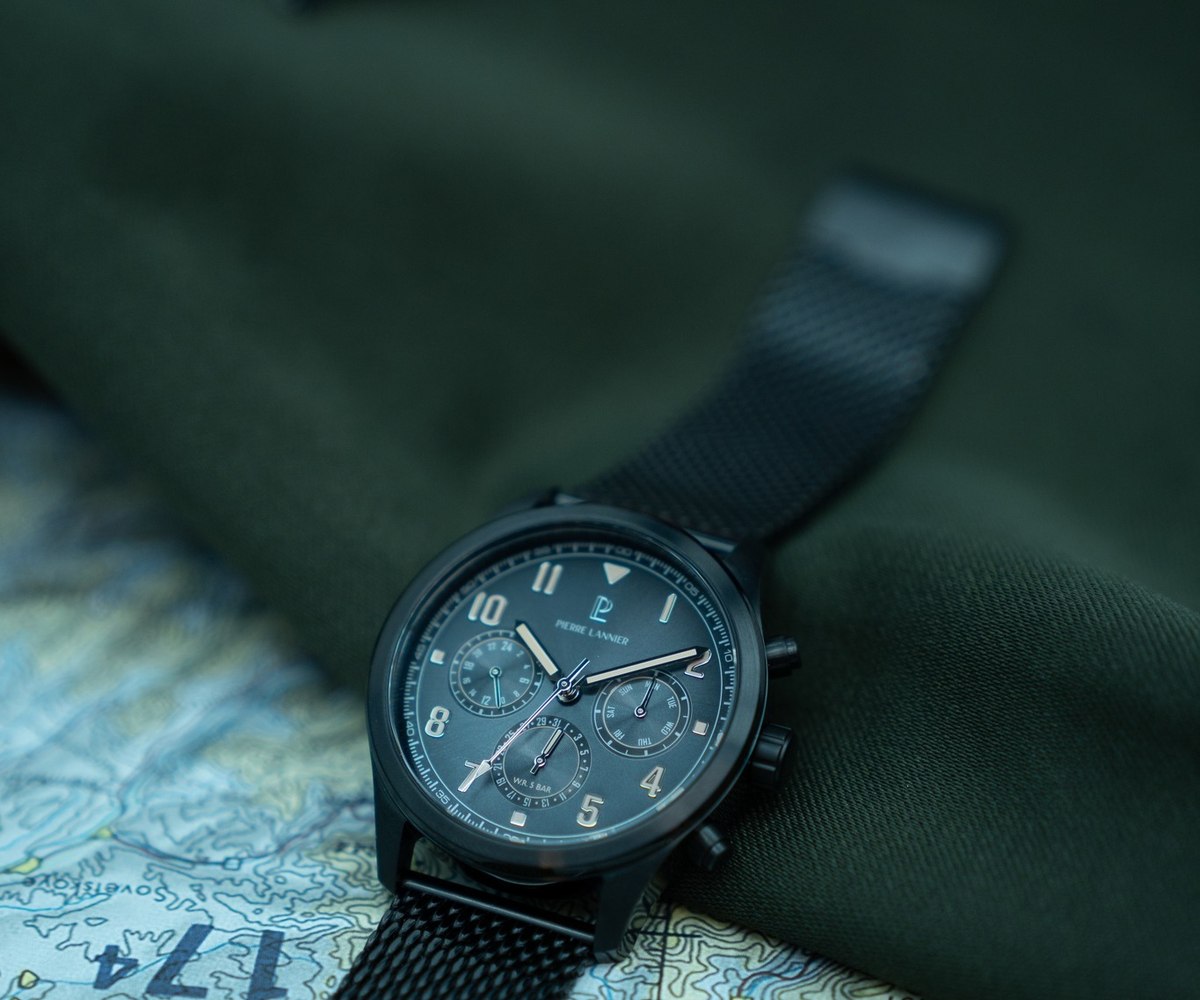 Chronographe Pierre Lannier pose sur une carte de navigation