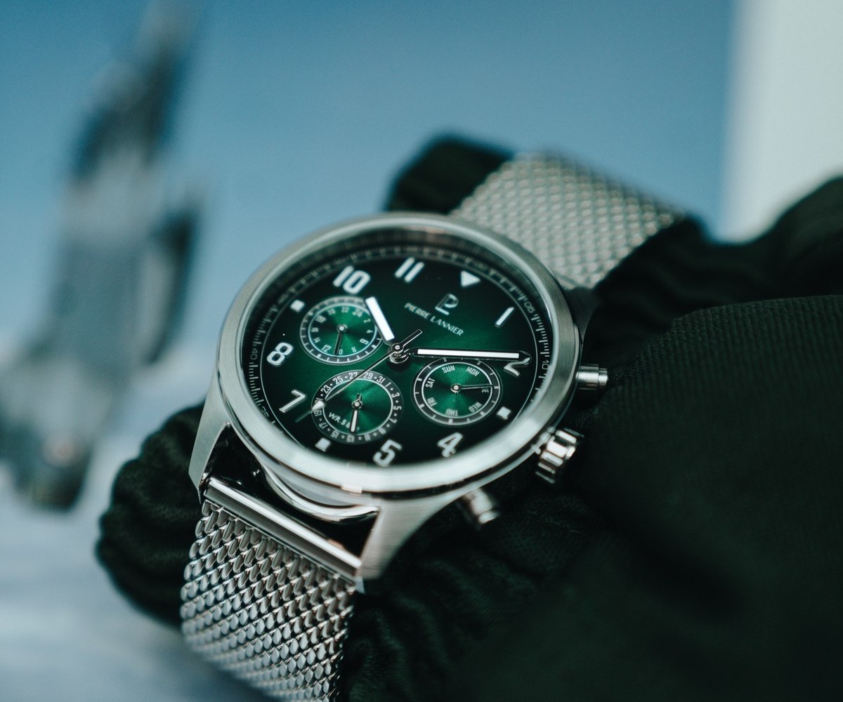 Chronographe Pierre Lannier a cadran vert dans un cockpit