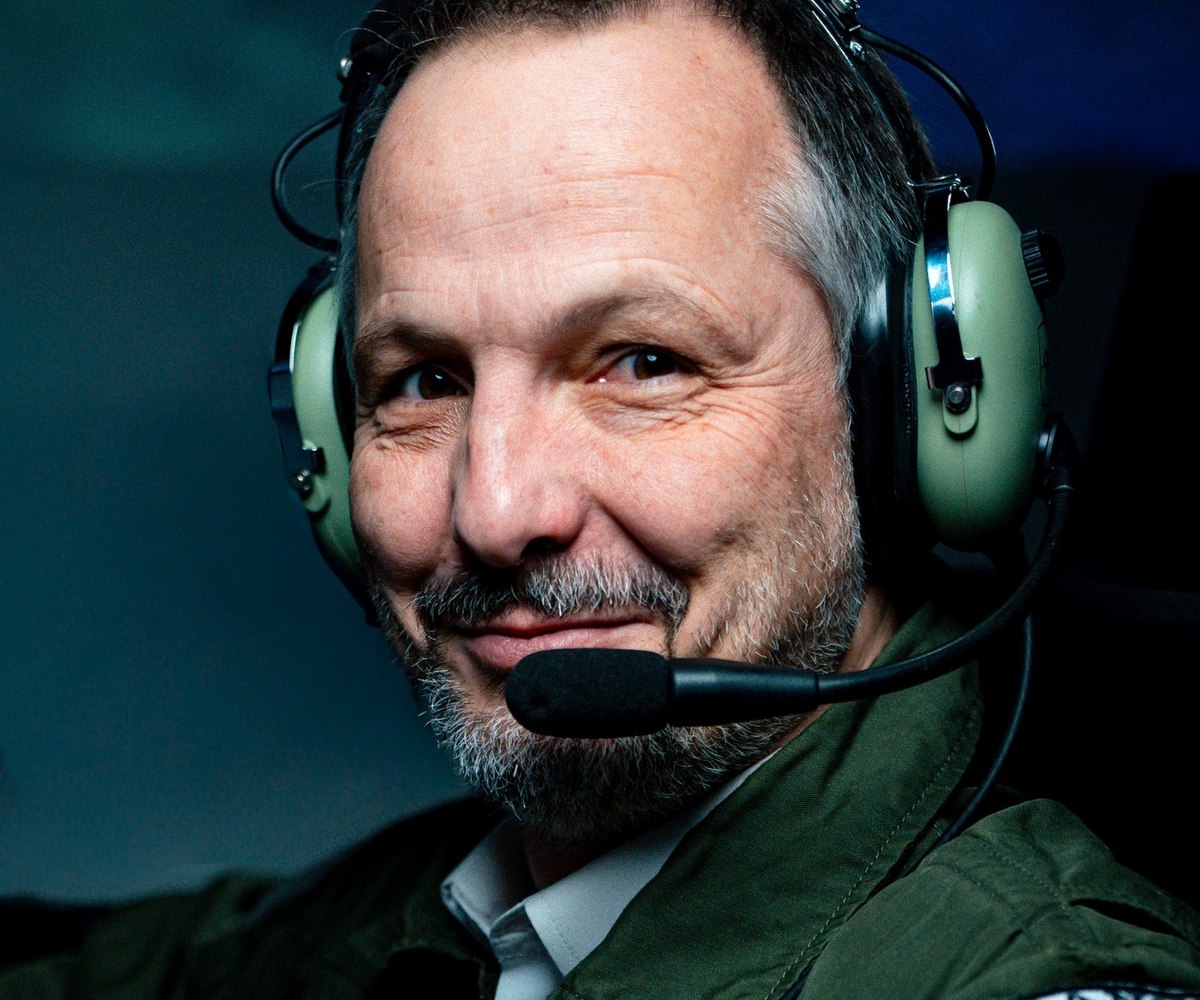 Pilote au casque et au micro dans un cockpit
