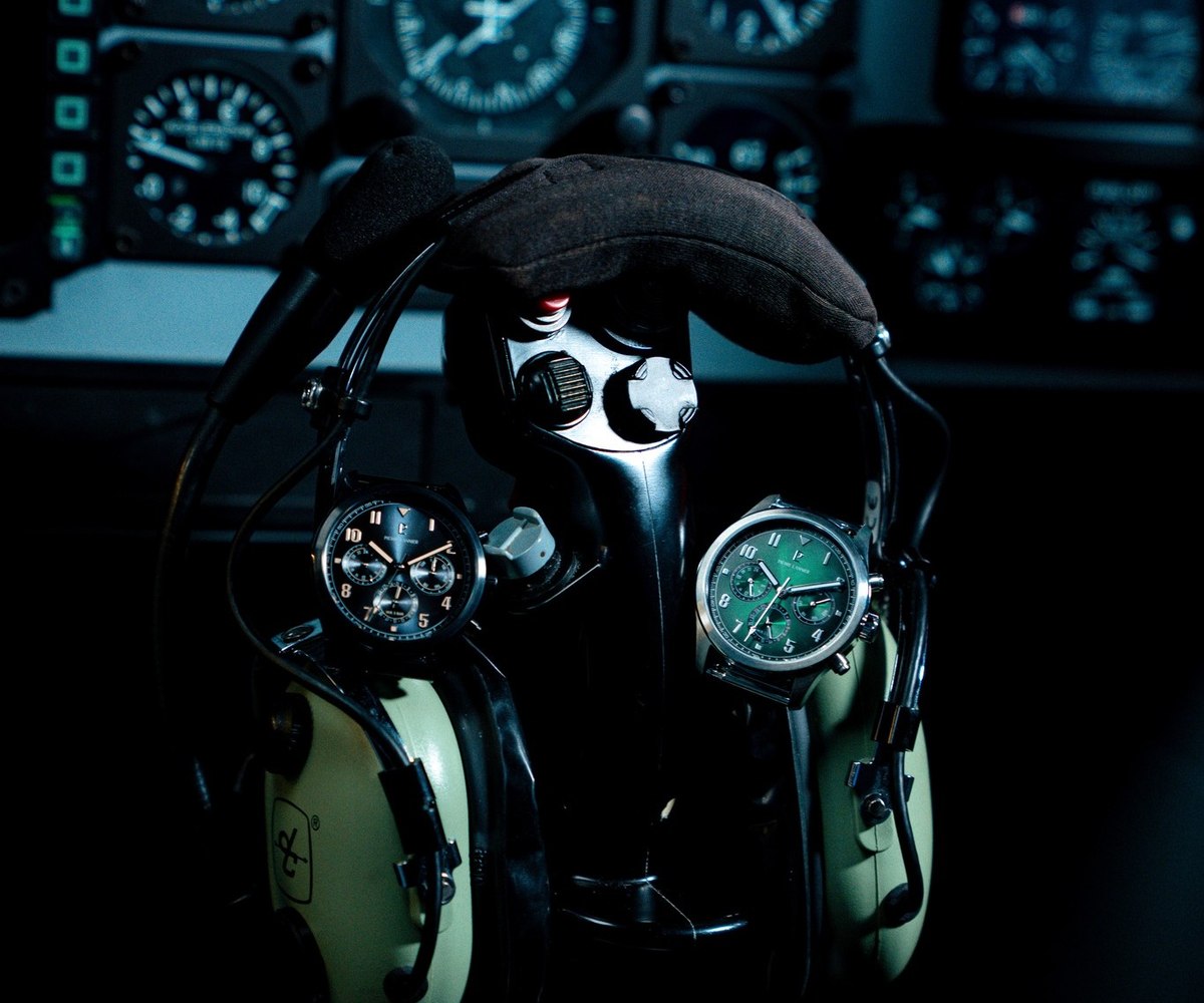 Chronographe pose contre un casque de vol
