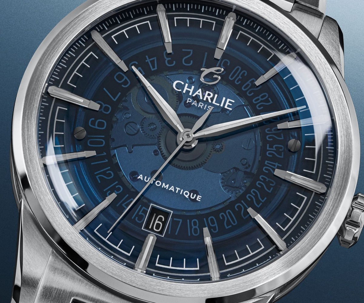 Cadran bleu soleille d'une montre automatique Charlie Paris, vue rapprochee