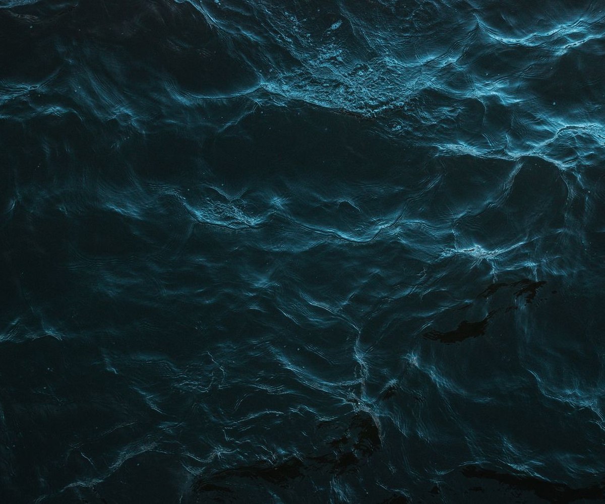 Eau sombre et profonde, texture de vagues