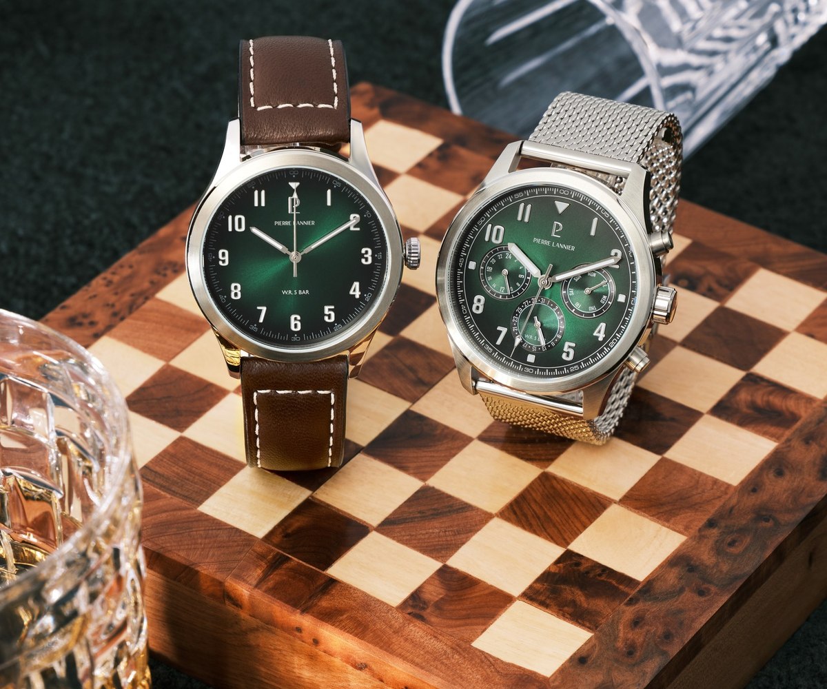 Deux chronographes Pierre Lannier a cadran vert poses sur un echiquier