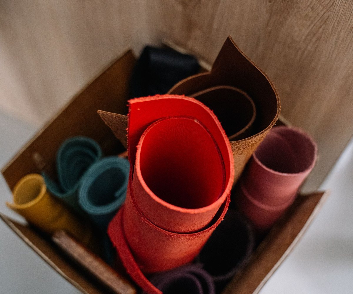 Rouleaux de cuir de toutes les couleurs dans une caisse