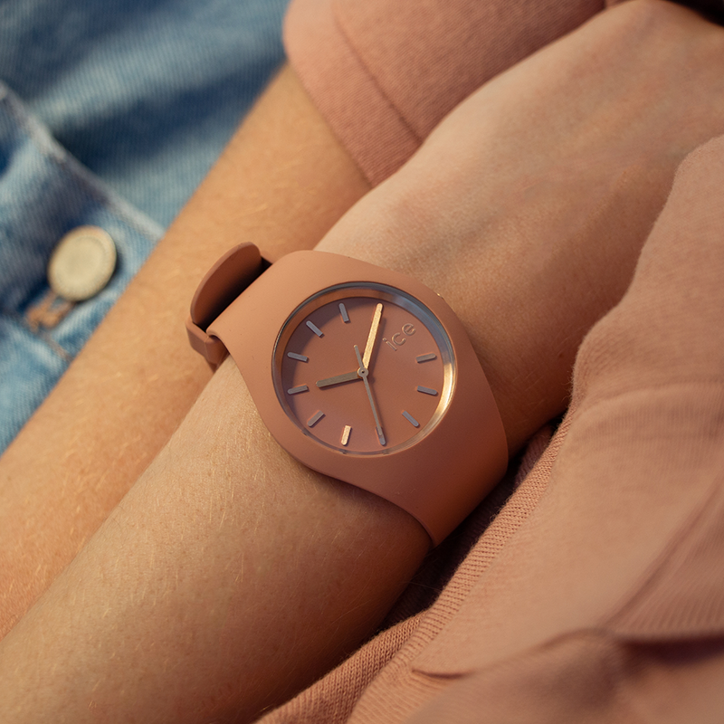 Femme portant une montre Ice Watch couleur argile