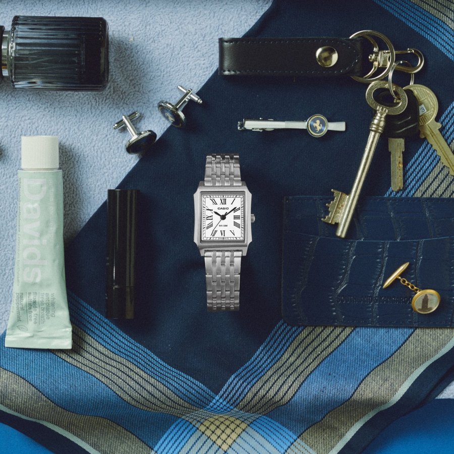 Casio, montre carree sur plateau bleu