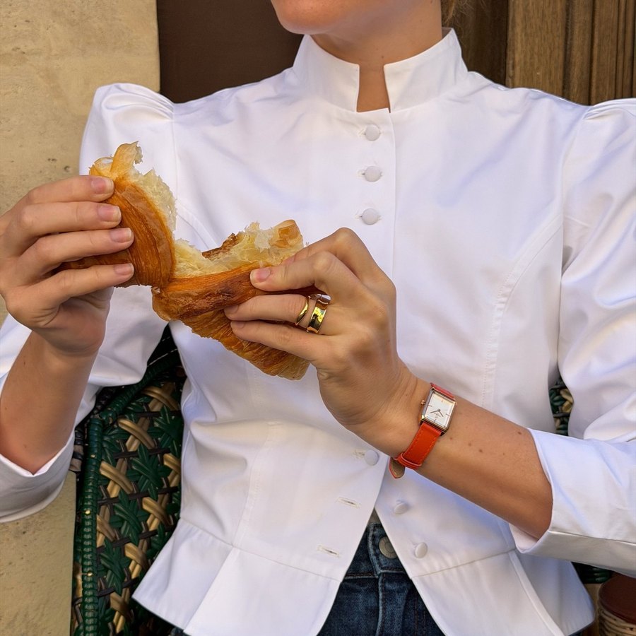 Charlie Paris, chemise blanche en terrasse