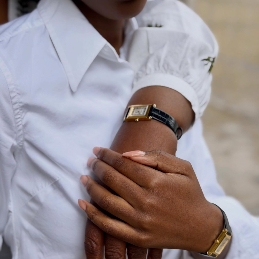 Michel Herbelin, chemise blanche et montre doree
