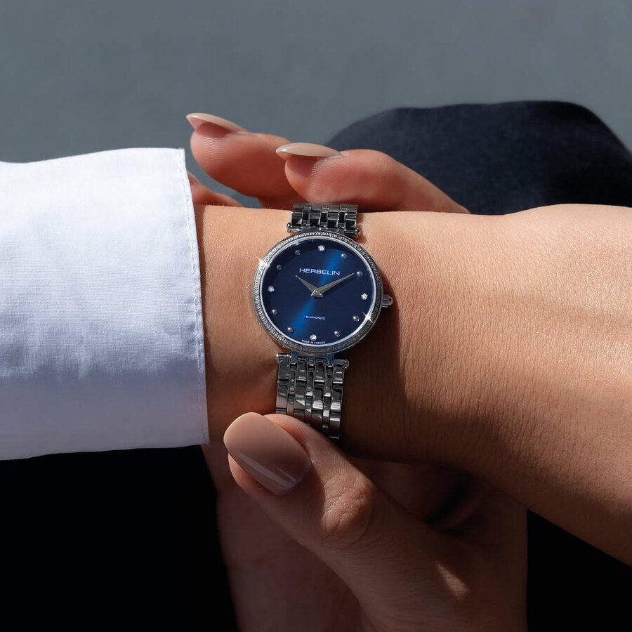 Herbelin, cadran bleu et diamants au poignet, manchette blanche