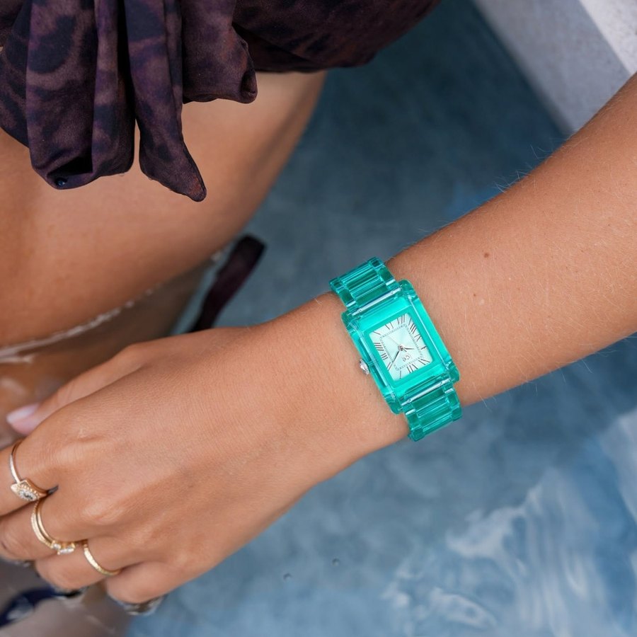 Ice-Watch, montre translucide au bord de l eau