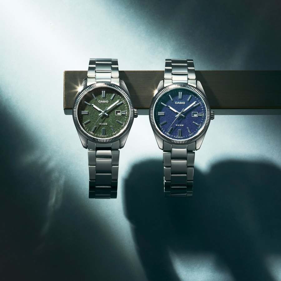 Casio, deux MTP-1302 verte et bleue