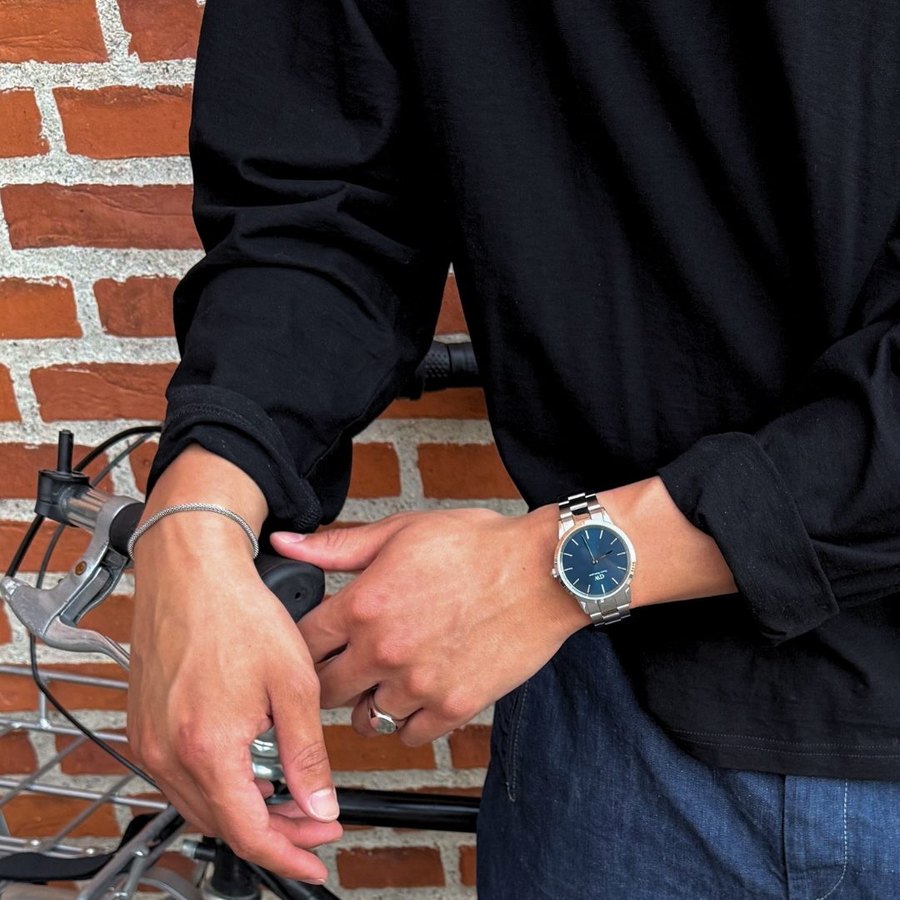 Daniel Wellington, veste noire et velo