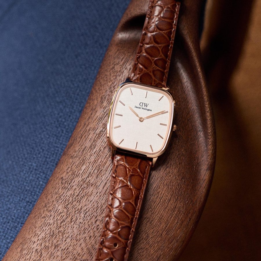 Daniel Wellington, boitier coussin et cuir croco brun
