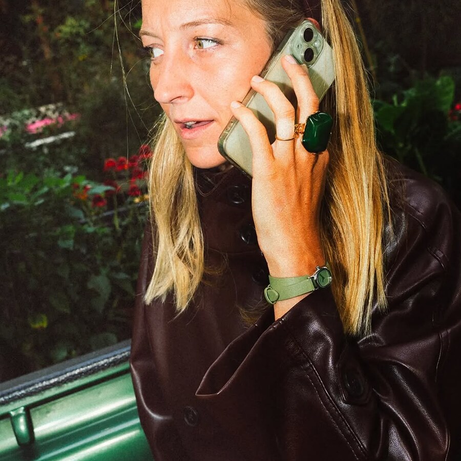 Kelton, bracelet vert et blouson de cuir