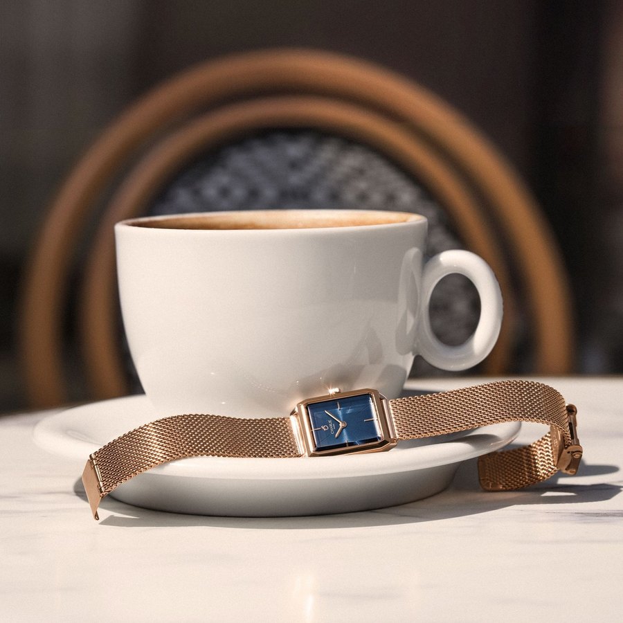 Charlie Paris, montre et tasse de cafe