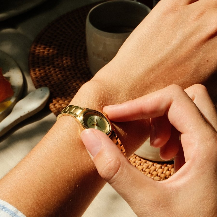 Pierre Lannier, bracelet dore autour d une table
