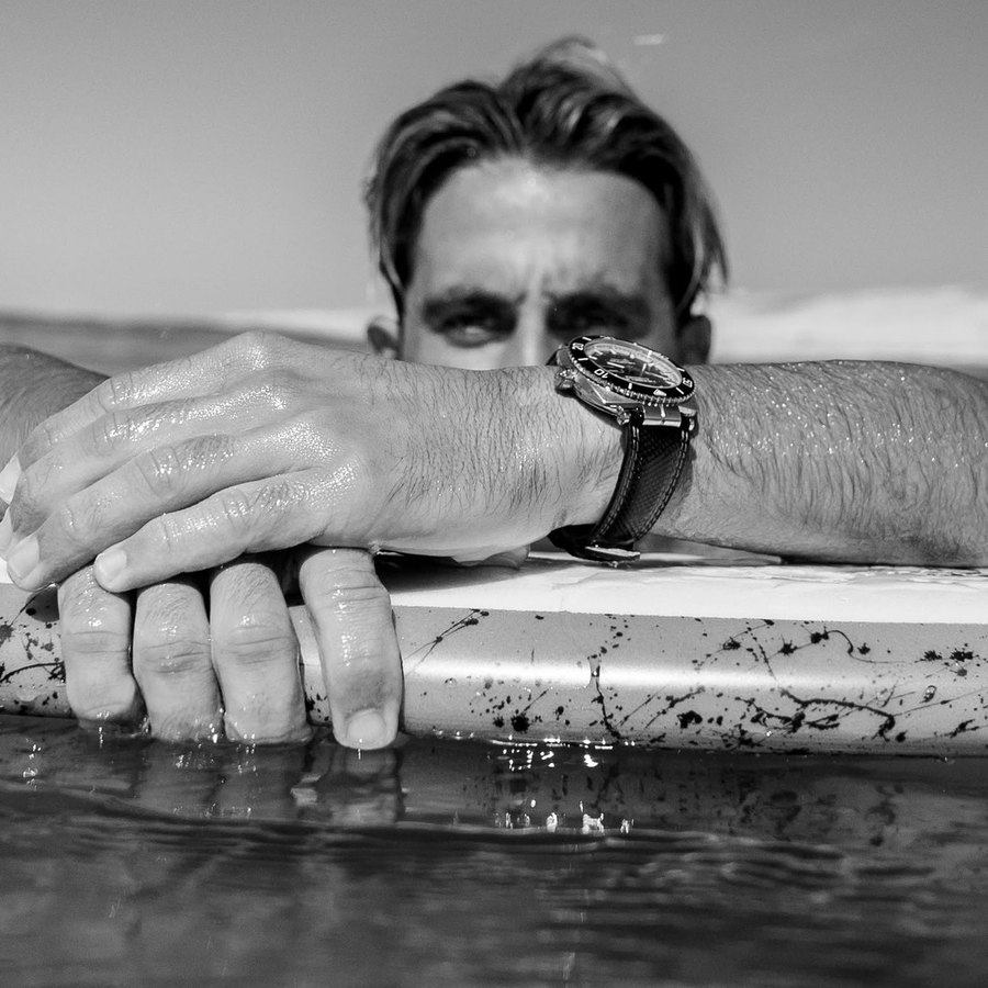 Michel Herbelin, Newport Diver, surfeur en noir et blanc