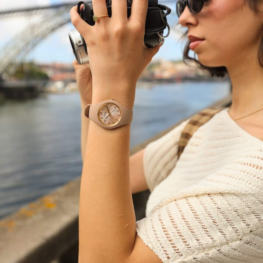 Ice-Watch, montre taupe et doree sur le pont de Porto