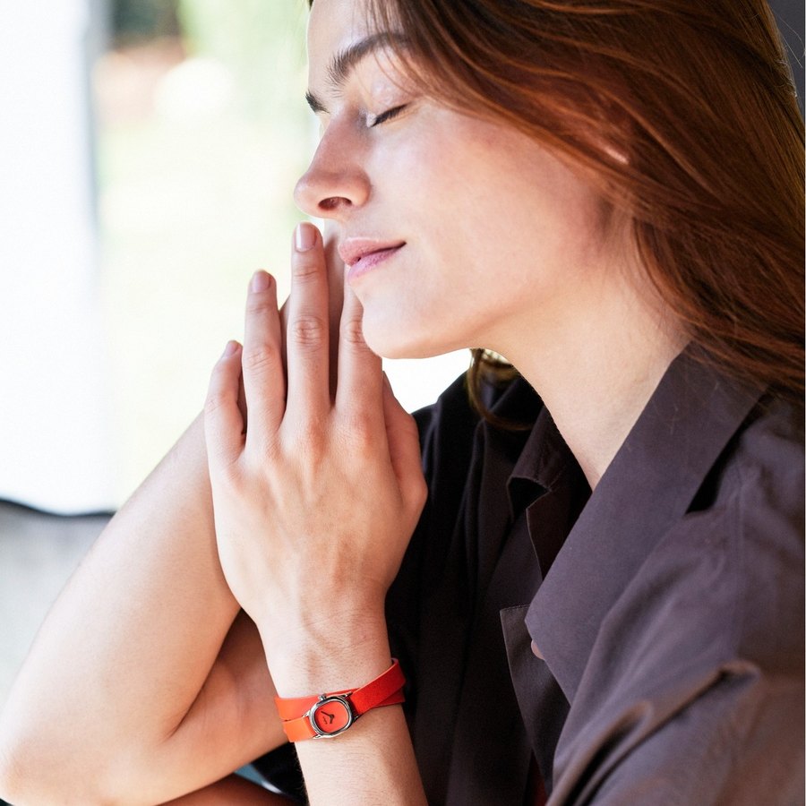 Kelton, veste marron et montre rouge