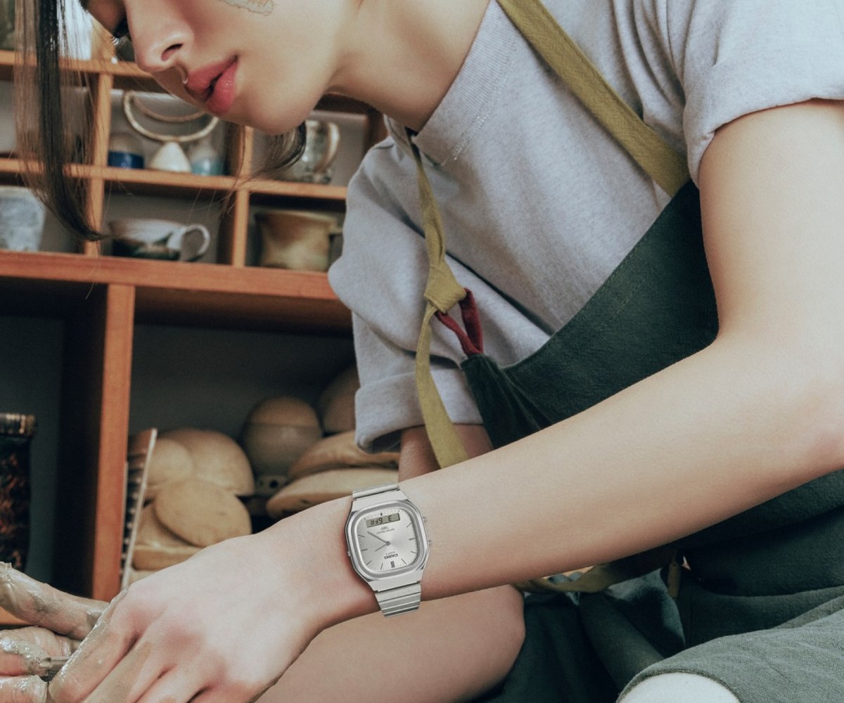 Montre Casio Vintage portée au poignet dans un atelier de poterie