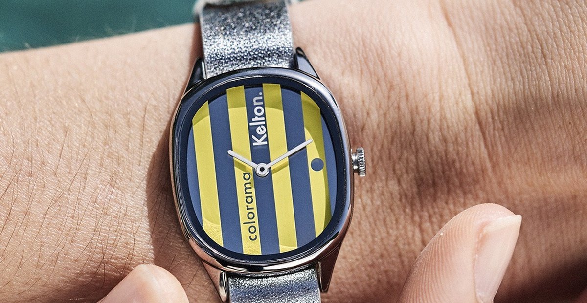 Montre ovale Kelton port&eacute;e au poignet, un panier de paille au bras