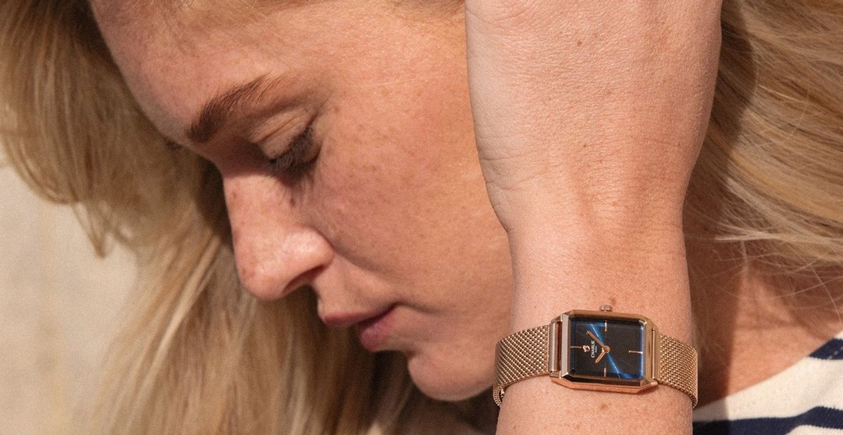 Montre rectangulaire Charlie Paris Monceau port&eacute;e avec une marini&egrave;re