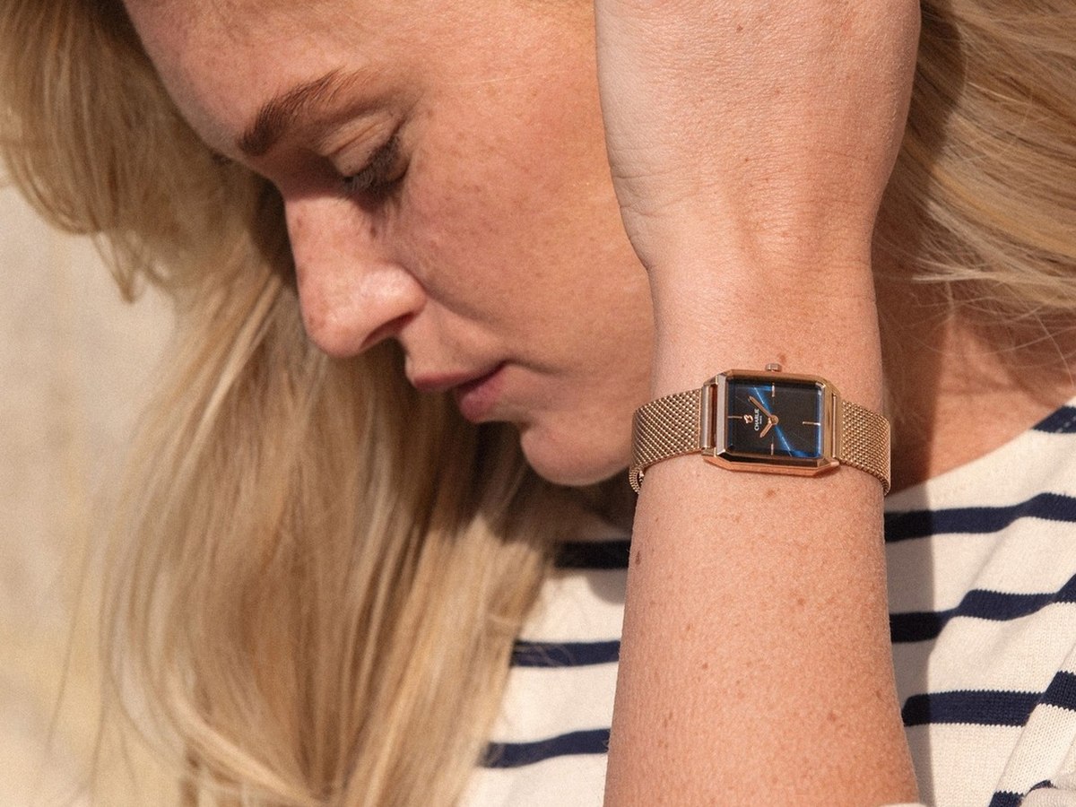 Montre rectangulaire Charlie Paris Monceau portée avec une marinière