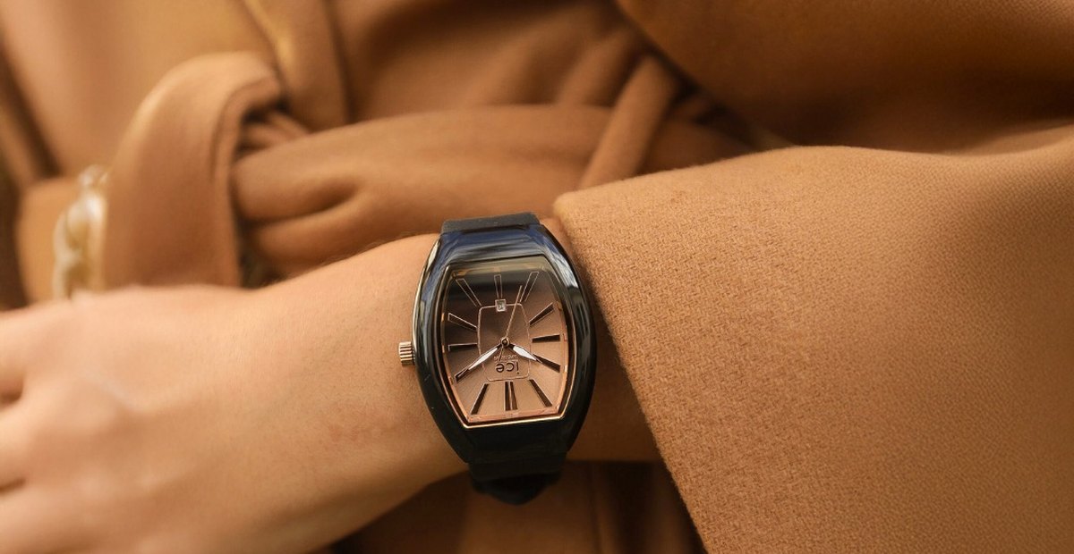 Montre tonneau Ice-Watch port&eacute;e sur une manche de manteau camel