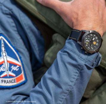 Photo portée montres homme marque Patrouille de France modéle Tarmac 701 - Méca 23 