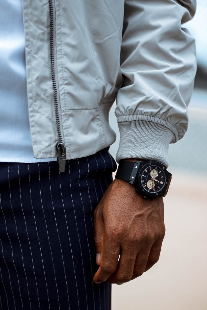Homme portant une montre Régnier