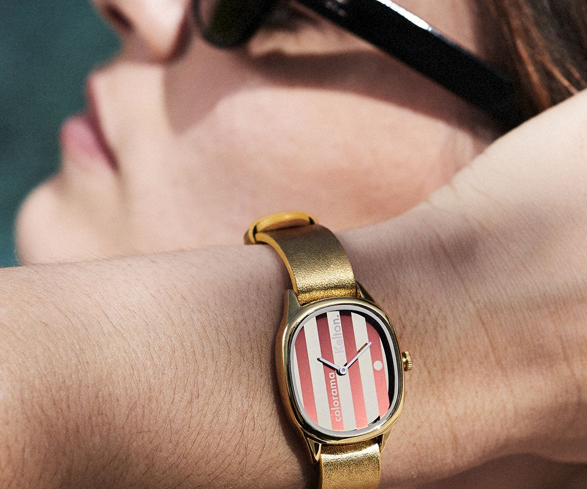 Montre Kelton Colorama ray&eacute;e rose au poignet, au soleil