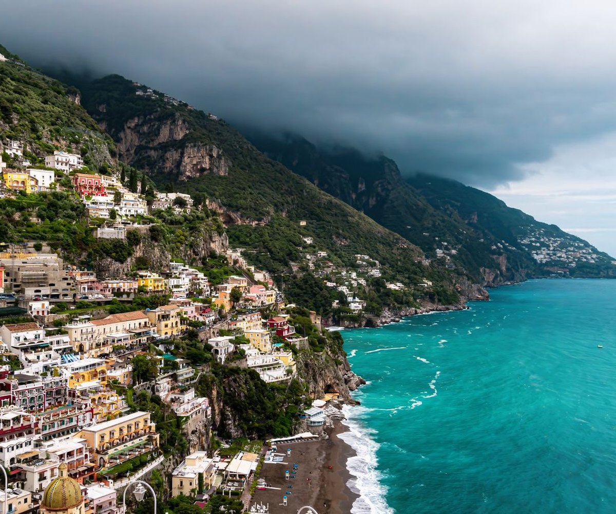 Cote italienne escarpee au-dessus d'une mer turquoise, berceau de Sector