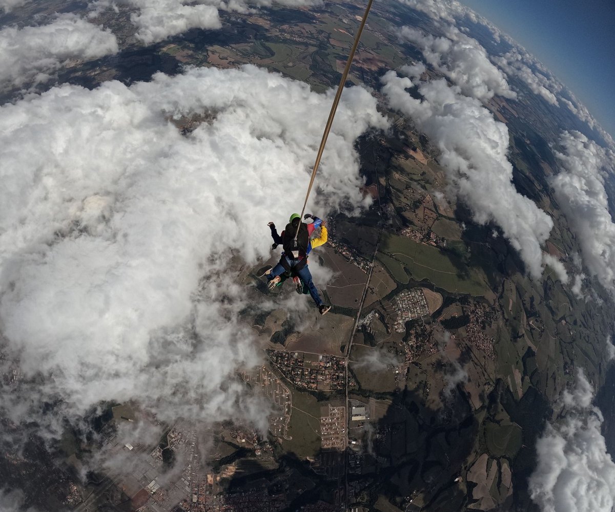 Parachutiste en chute libre au-dessus des nuages