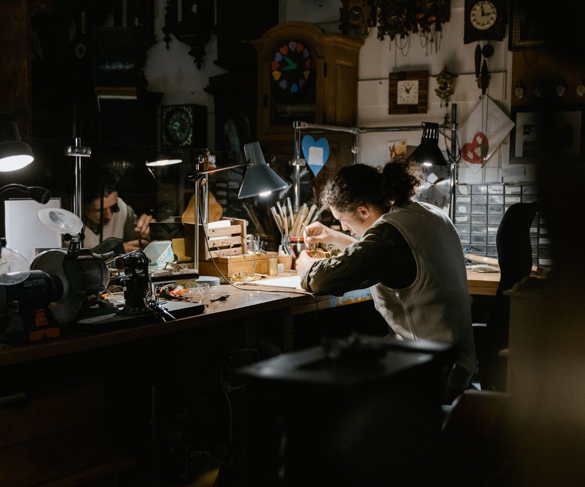 Atelier d'horlogerie, etablis et lampes