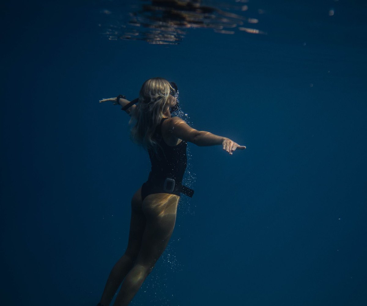 Nageuse sous la surface de l'eau, vue rapprochee