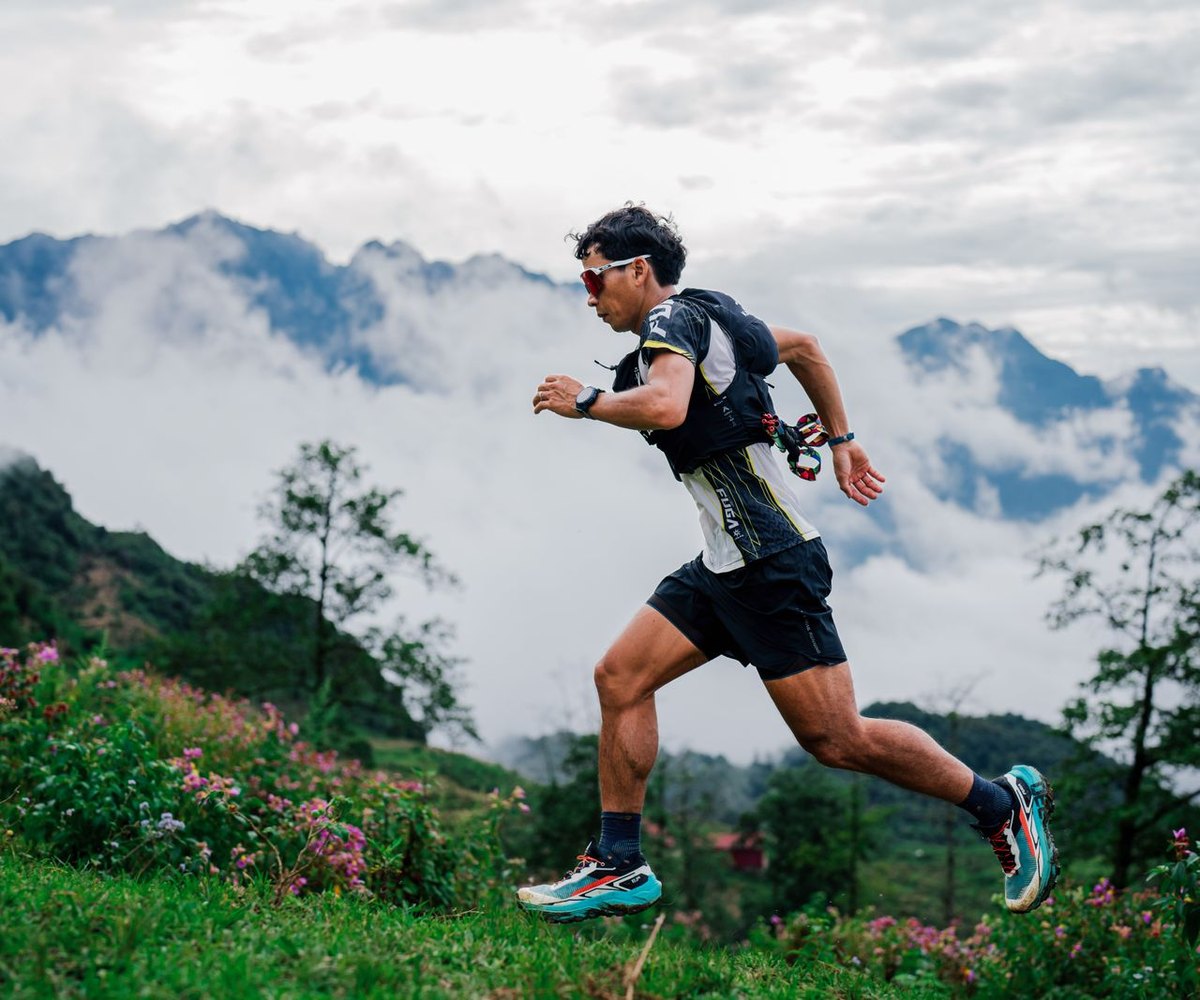 Coureur sur un sentier de montagne dans la brume