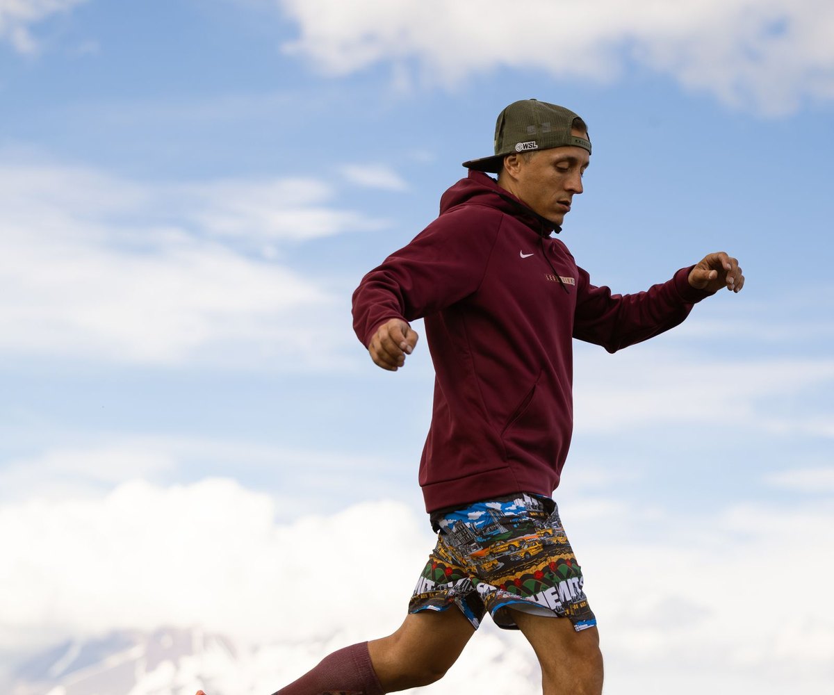 Coureur en action devant un ciel degage
