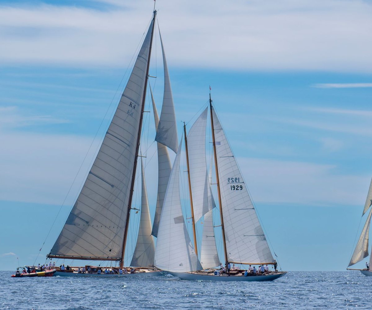 Voiliers classiques en regate sur une mer calme