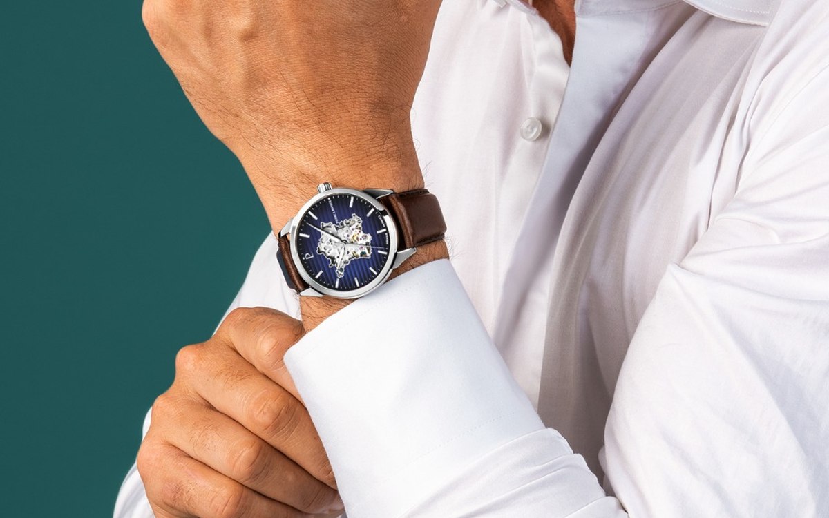 Montre squelette automatique port&eacute;e au poignet avec une chemise blanche