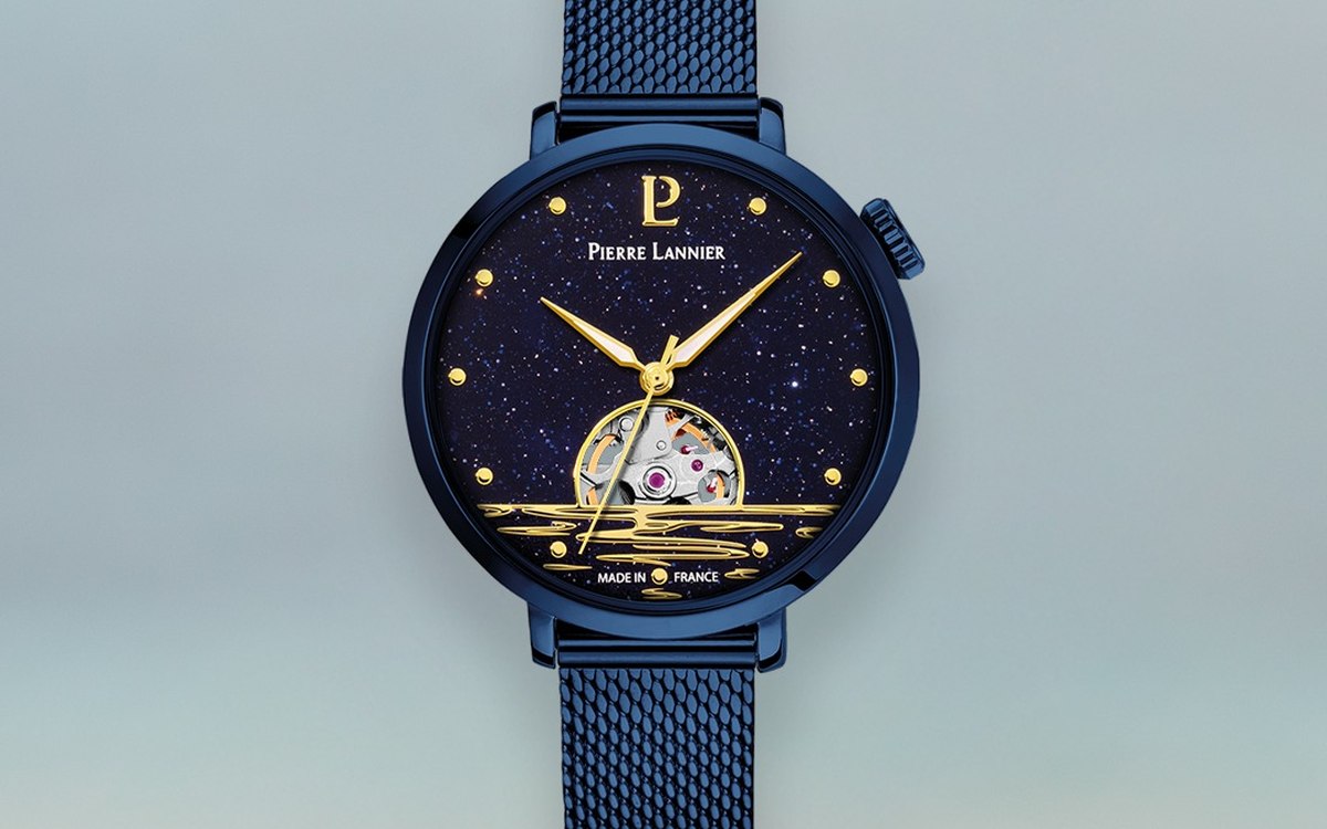 Montre squelette Pierre Lannier bleue et dor&eacute;e sur maille milanaise