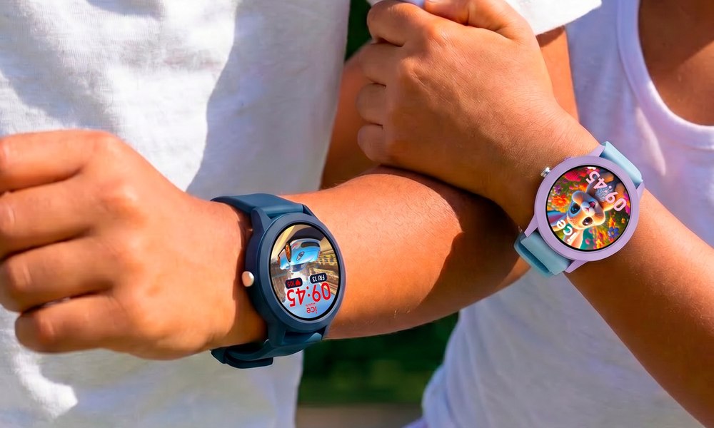 Deux adolescents cote a cote portant chacun une montre de couleur differente