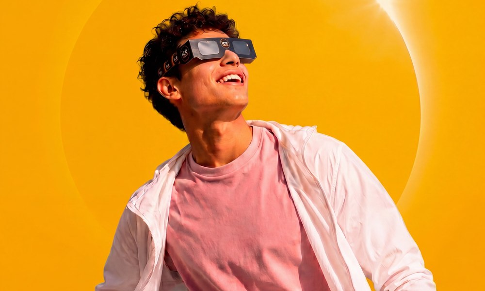 Adolescent souriant en plein soleil portant une montre coloree au poignet